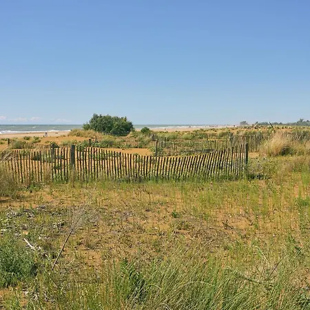 Seaside Escape With Pool View Апартаменти