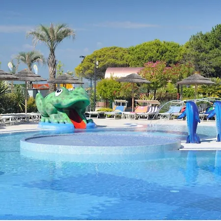 Seaside Escape With Pool View Apartamento