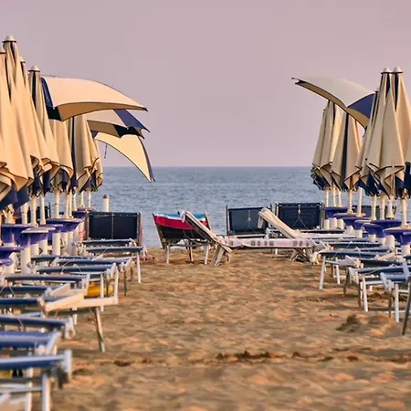 Seaside Escape With Pool View Apartamento