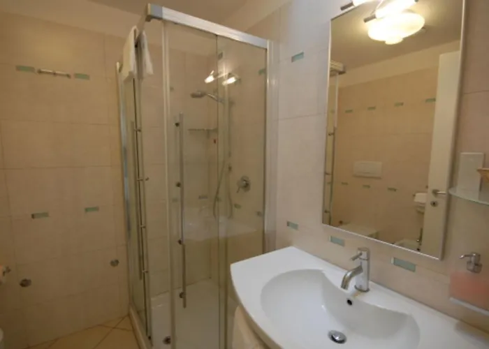 Seaside Escape With Pool View Apartment *