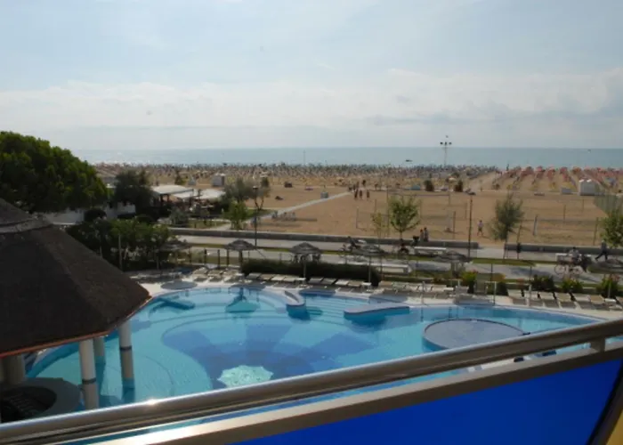 Seaside Escape With Pool View Appartamento Bibione